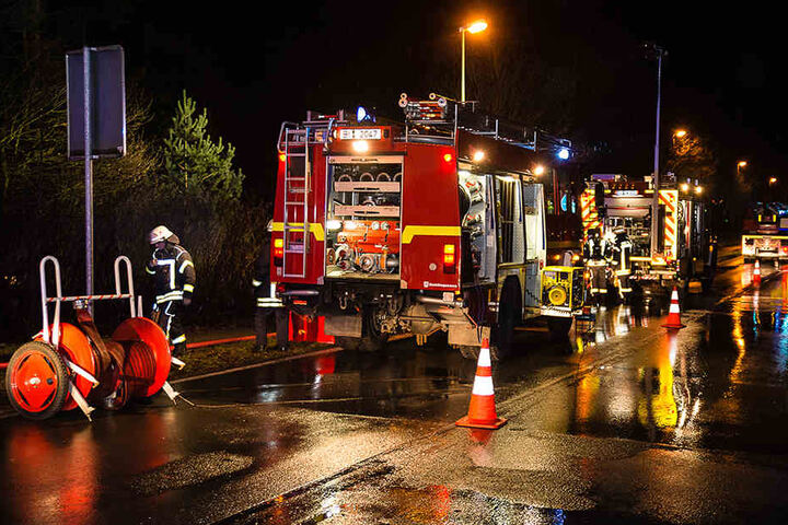 Drei Löschzüge waren am Einsatzort. Die Feuerwache Süd sowie die Freiwillige Feuerwehr aus Senne und Sennestadt.