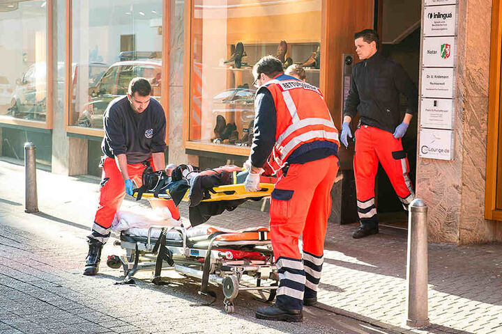 Das Opfer wurde schwer verletzt und vom Notarzt lange am Tatort versorgt.
