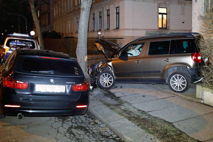Der Skoda krachte gegen einen Baum.