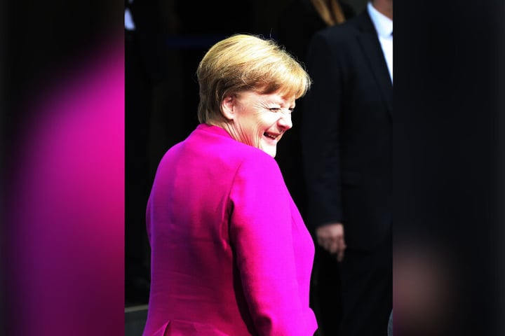 Bundeskanzlerin Angela Merkel (CDU) lacht vor der Unterzeichnung des Koalitionsvertrages im vergangenen Jahr in die Kameras.