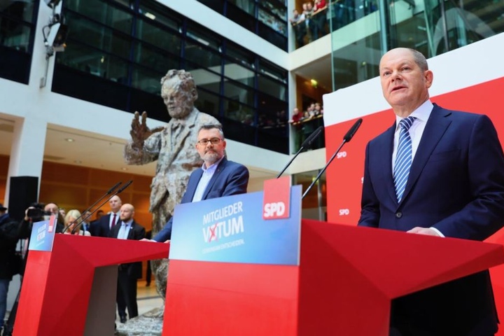 Dietmar Nietan (li.) und Olaf Scholz im Willy-Brandt-Haus bei der Verkündung des Ergebnisses.