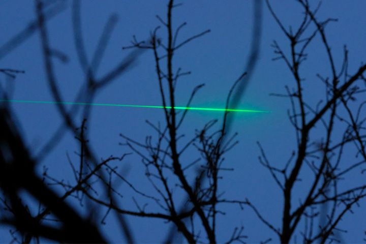 Etwas mysteriös wirkt der grell-grüne Laserstrahl über Leipzig aber schon!