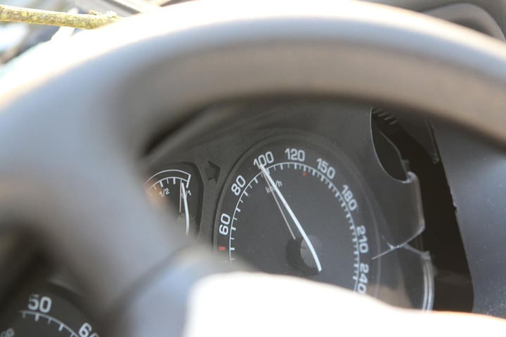 Die Tachonadel blieb bei knapp 100 Stundenkilometer stehen.