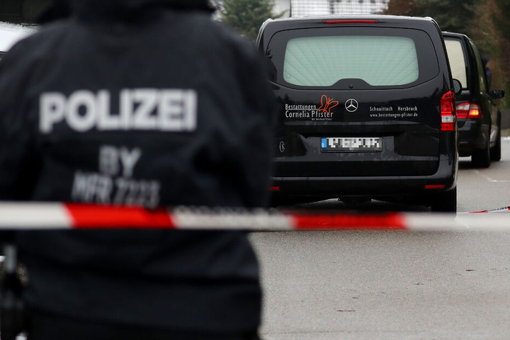 Die Ermittler machen den Sohn und dessen Frau für den Tod der Eltern des Mannes verantwortlich.