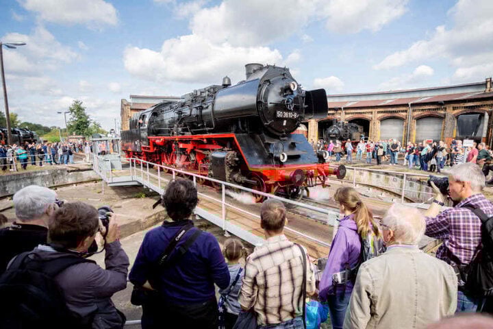 Eine Dampflokomotive der Baureihe 50 (Einheitslokomotive der Deutschen Reichsbahn) steht beim 15. Berliner Eisenbahnfest im Bahnbetriebswerk Schöneweide auf der Drehscheibe vor dem Ringlokschuppen.