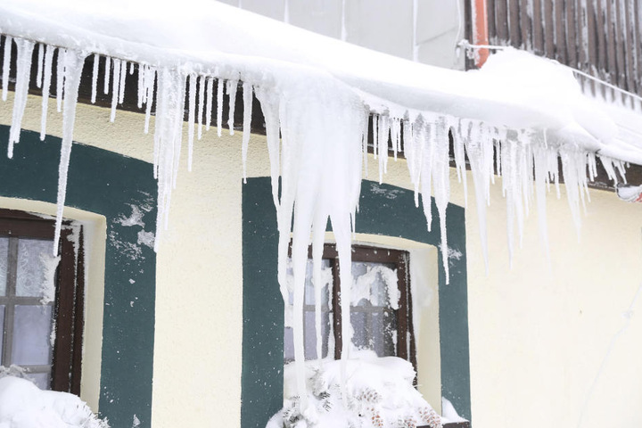 Dicke Eiszapfen in Oberwiesenthal deuten auf eisige Temperaturen hin.