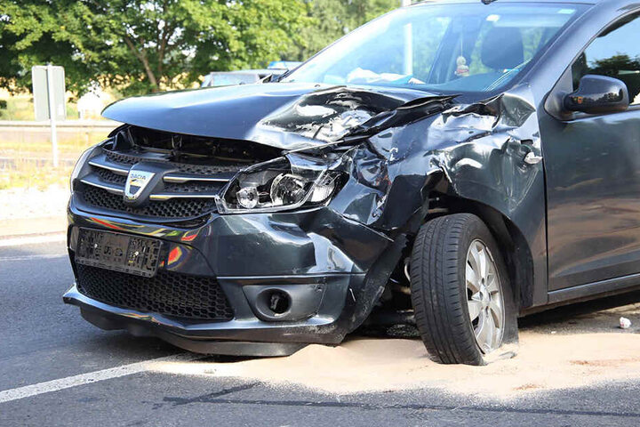 Der Dacia wurde bei dem Unfall schwer beschädigt.
