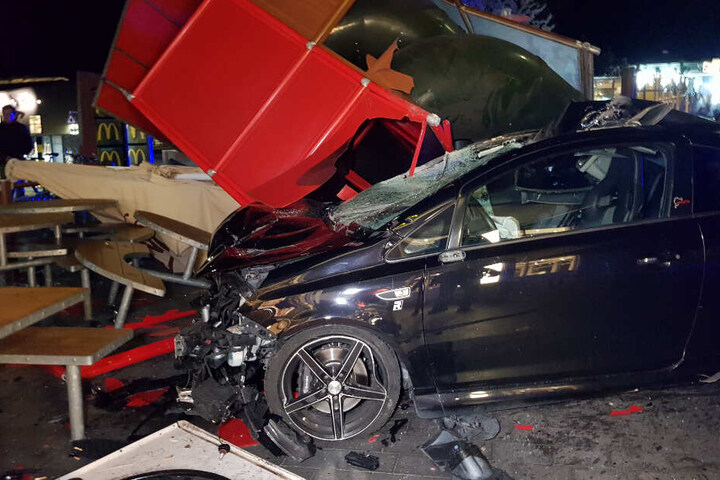 Der Autofahrer fuhr viel zu schnell in eine Kurve und schoss über eine Verkehrsinsel in den Außenbereich eines McDonald's, wo er die komplette Kinderrutsche demolierte.