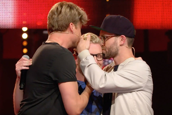 Von Samu Haber und Mark Forster gab es dann sogar noch Küsse, um die Entscheidung für Simon zu erleichtern.
