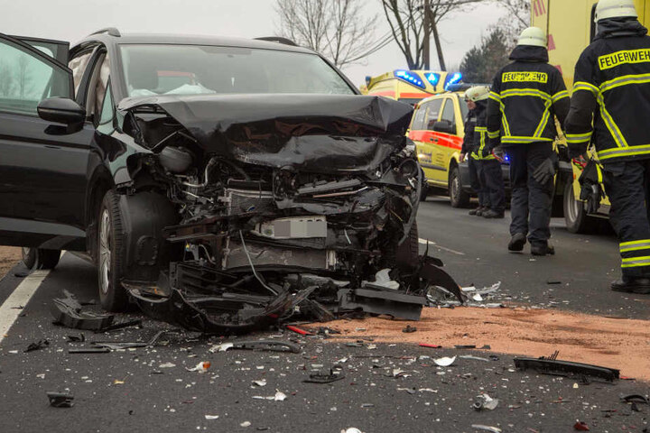 Bei dem heftigen Crash wurden vier Personen verletzt.