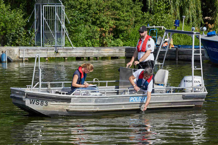 Von einem Boot der Polizei aus wurden Gewässerproben auf der Außenalster genommen.