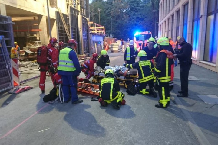 Der Bauarbeiter wurde in eine Klinik gebracht.