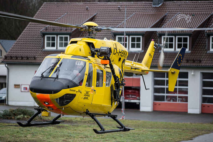 Der Fahrradfahrer musste per Rettungshubschrauber in ein Krankenhaus transportiert werden.