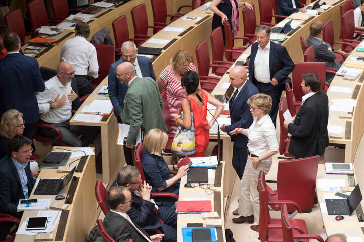 Abgeordnete verschiedener Parteien verlassen aus Protest den Saal, als RalphMüller (nicht im Bild) ans Rednerpult tritt..