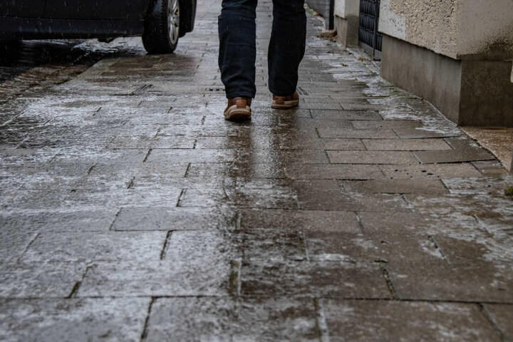 Auch für Fußgänger können die glatten Straßen gefährlich werden. (Symbolbild)