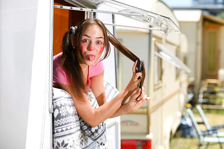 Talina guckt frech aus ihrem eigenen Wohnwagen heraus. Auch privat sitzt ihr der Schalk im Nacken.