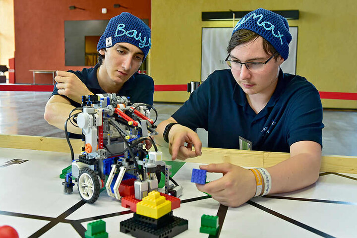 Gewinner: Die Hallenser Fabian Schmidtchen (16., rechts) und Adib Batousz
(18) basteln an ihrem Roboter „Das
Problem“.