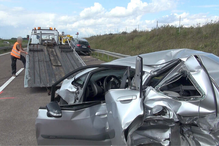 Das Auto des Ehepaares ist nur noch ein Haufen Schrott.