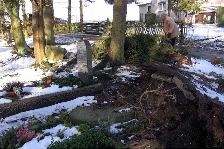Zahlreiche Gräber wurden beschädigt, Grabsteine gingen zu Bruch.