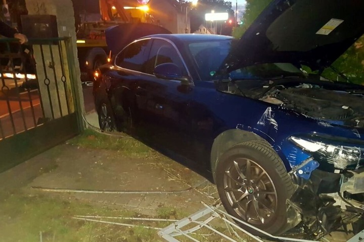 Das Auto durchbrach den Zaun und kam auf einem Grundstück zum Stehen.