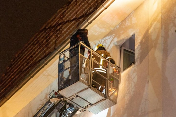 Mit einer Rettungsleiter mussten die Bewohner aus ihren Wohnungen geholt werden.