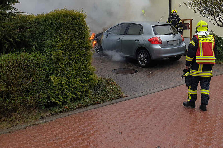 Als die Feuerwehr eintraf schlugen Flammen aus dem Motorraum.