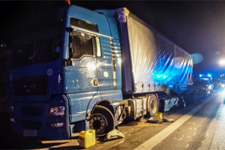 Gegen diesen Truck knallte der Sattelzug, ehe er umkippte. Der 29-Jährige Fahrer schlief im Inneren, blieb unverletzt.