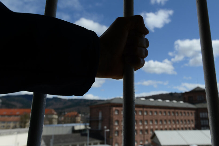Der 44-Jährige sitzt in einer Justizvollzugsanstalt, da er unter dringendem Tatverdacht steht. (Symbolbild)
