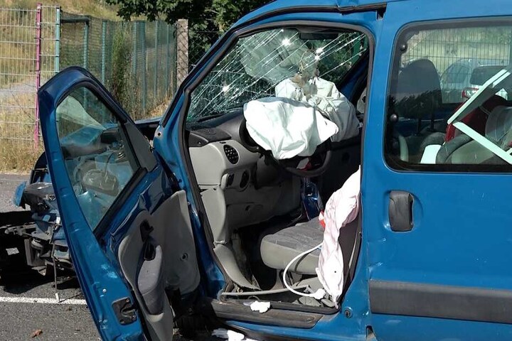 Der Citroen prallte gegen einen Baum.
