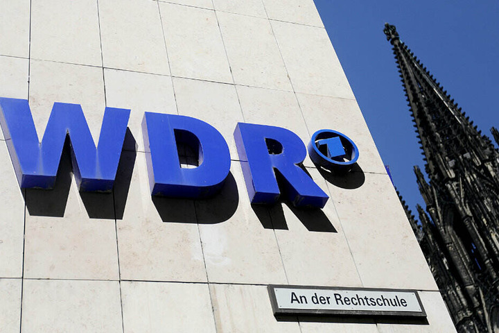 Das WDR-Funkhaus in Köln. Im Hintergrund der Dom.
