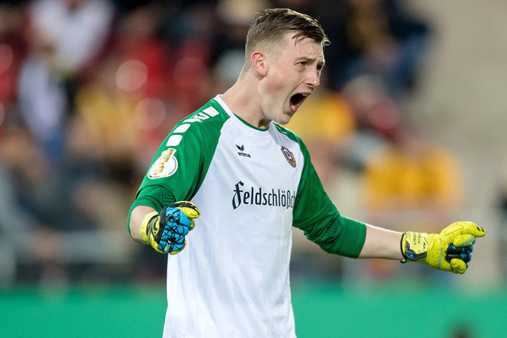Jaaaaaa! Die Freude über den gehaltenen Schuss brüllt der Keeper einfach raus.