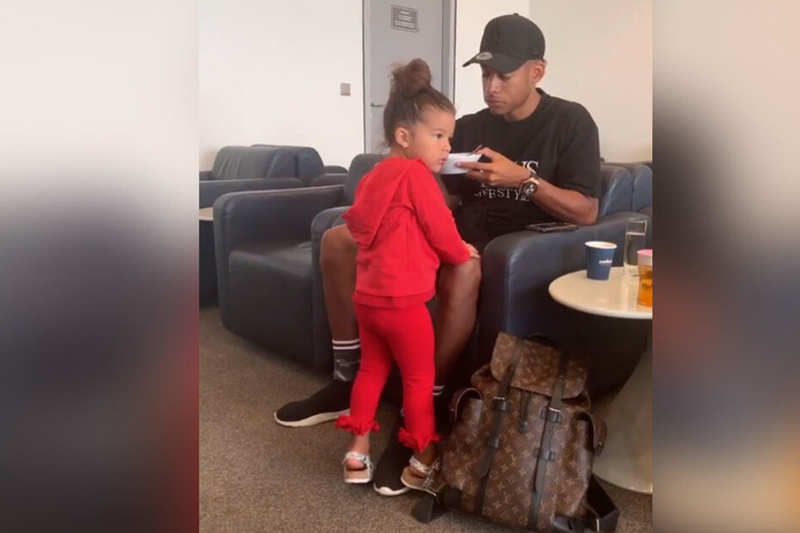 Am Stuttgarter Flughafen: Papa Dennis mit Töchterchen Payten.