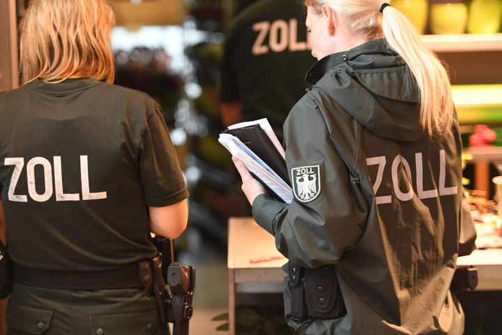 Zollbeamtinnen gehen ihrer Arbeit bei einer Kontrolle nach. (Archivbild)