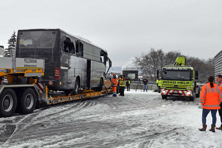 Der Bus wurde nach dem Unfall abgeschleppt.