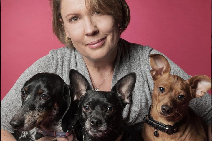 Amanda mit ihren Hunden Benny, Ladybug und Dobby.