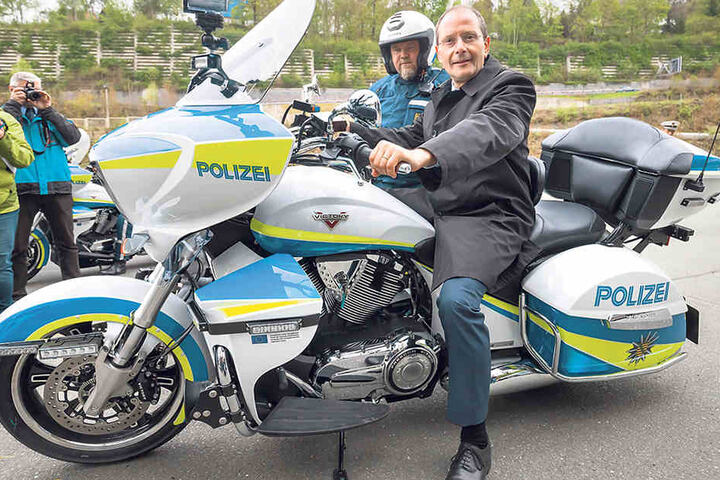 Der Fototermin macht dem
Minister Spaß: Markus Ulbig (53)
auf dem Super-Polizeimotorrad.