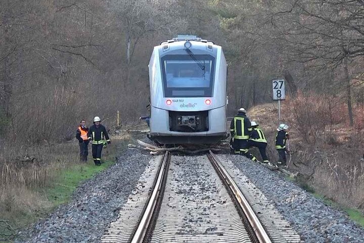 Kurz nach einer Kurve war die Abellio-Bahn gegen den Baum gekracht.