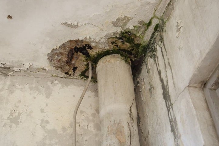 Der Putz blättert ab, Stromkabel ragen aus der Wand.