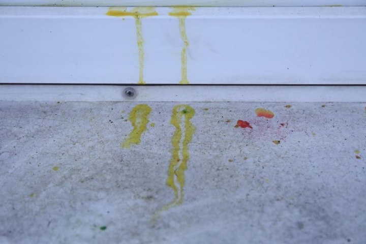 Auf Höhe der Fenster sind noch Farbspuren zu sehen.