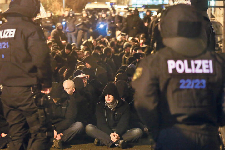 Connewitz, am 11. Januar 2016: Nachdem ein rechter Mob marodierend durch den Kiez gezogen war, nahm die Polizei 215 Personen aus dem rechten Spektrum und dem Hooligan-Milieu fest.