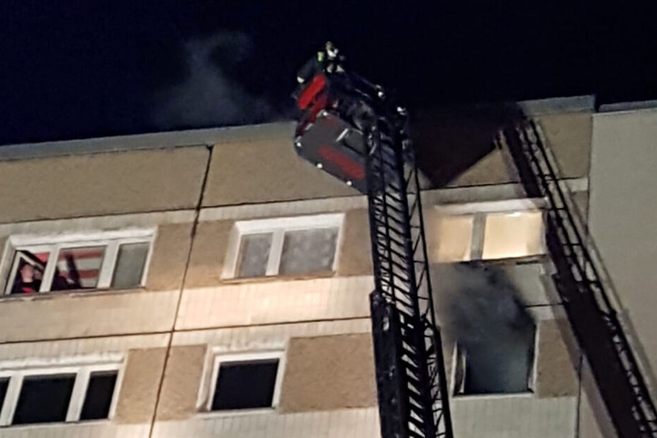 Schwarzer Qualm stieg aus den Hochhaus-Fenstern. Alle Hausbewohner konnten sich retten.