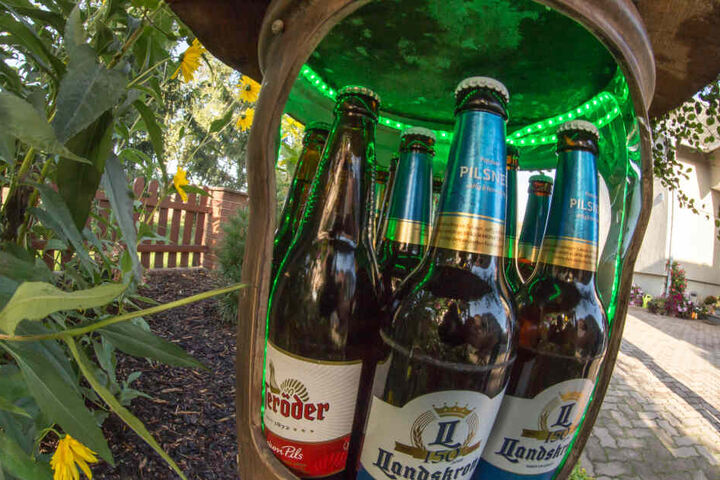 Nicht zu warm, nicht zu kalt! Perfekt temperiert kann Holger Schade (55) seinen Gerstensaft im Garten genießen. Der Kühlschrank ist sogar beleuchtet.