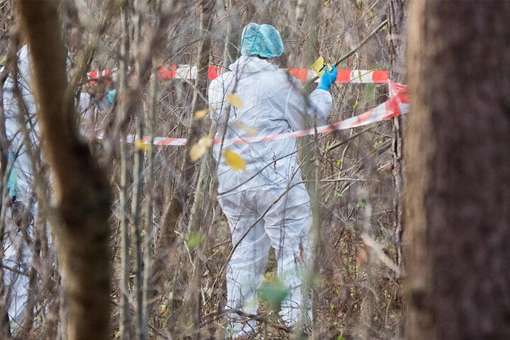 Mitarbeiter der Spurensicherung der Polizei sicherten Spuren im Wald.