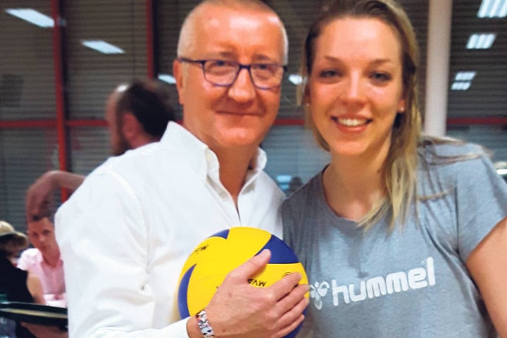 Malermeister Olaf Schade mit dem signierten Sieg-Ball und Kapitän Katharina Schwabe.