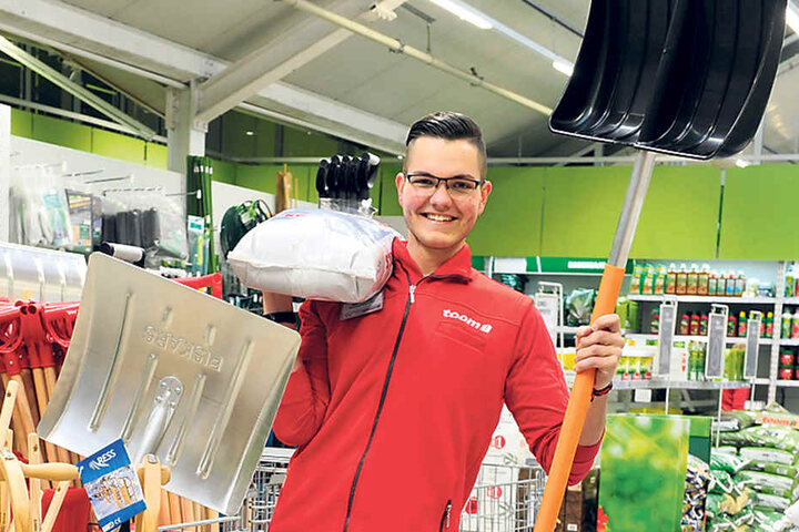 Azubi Tobias Erdmann
(18) vom "toom-Baumarkt" mit Schippe,
Streusalz & Co.