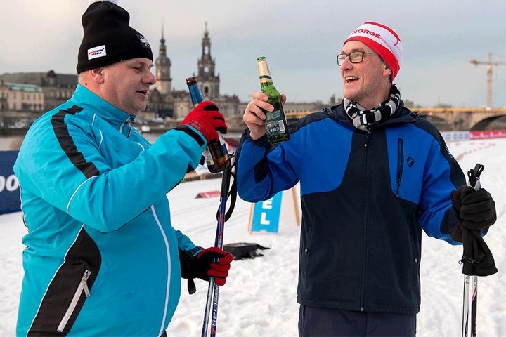Mit dem Bierchen wartet OB Dirk Hilbert (46), bis auch Stadtsprecher Kai Schulz (43) im Ziel ankommt.