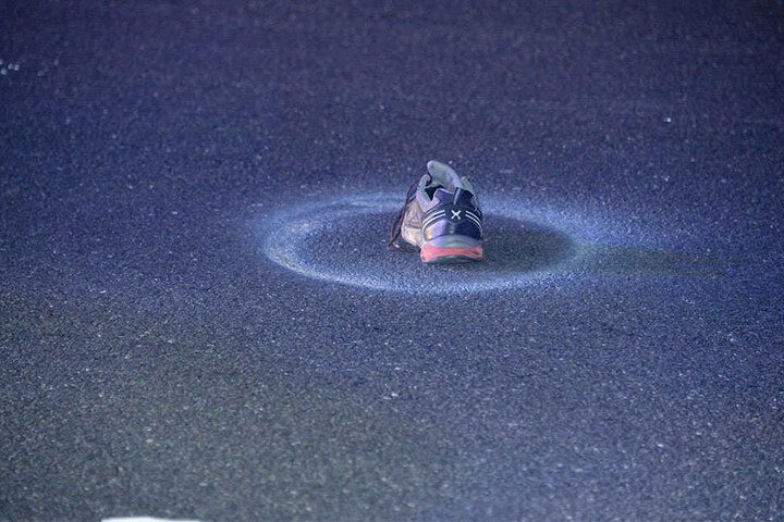 Ein Schuh blieb auf der Fahrbahn zurück.