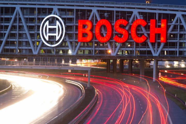 Das Bosch-Logo ist auf einer Brücke auf der Autobahn 8 zu sehen.