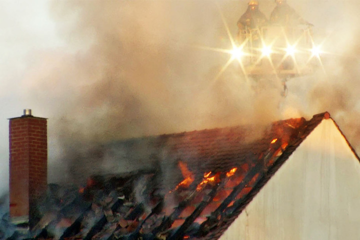 In der Dachgeschosswohnung des Mehrfamilienhauses loderten die Flammen.