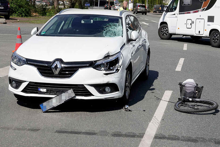 Die Radfahrerin schlug offenbar mit dem Kopf auf der Windschutzscheibe auf.